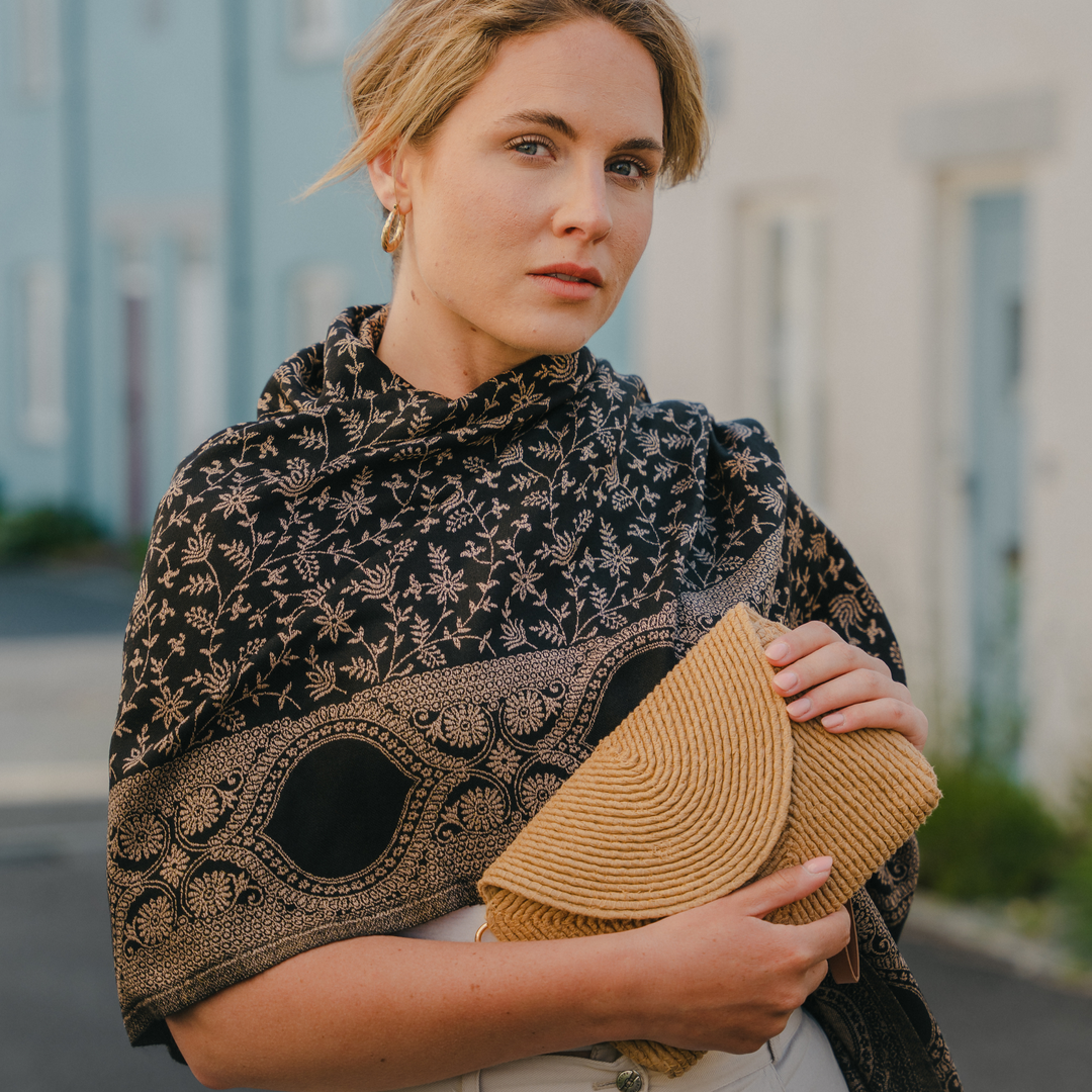 Simran – Schwarzer Schal aus Wollmischung