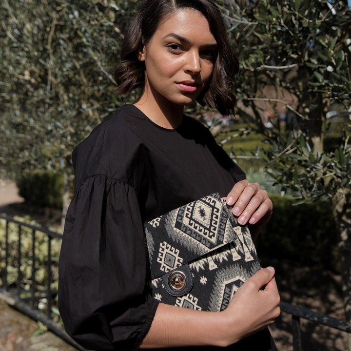 Anvi Crossbody / Clutch Bag